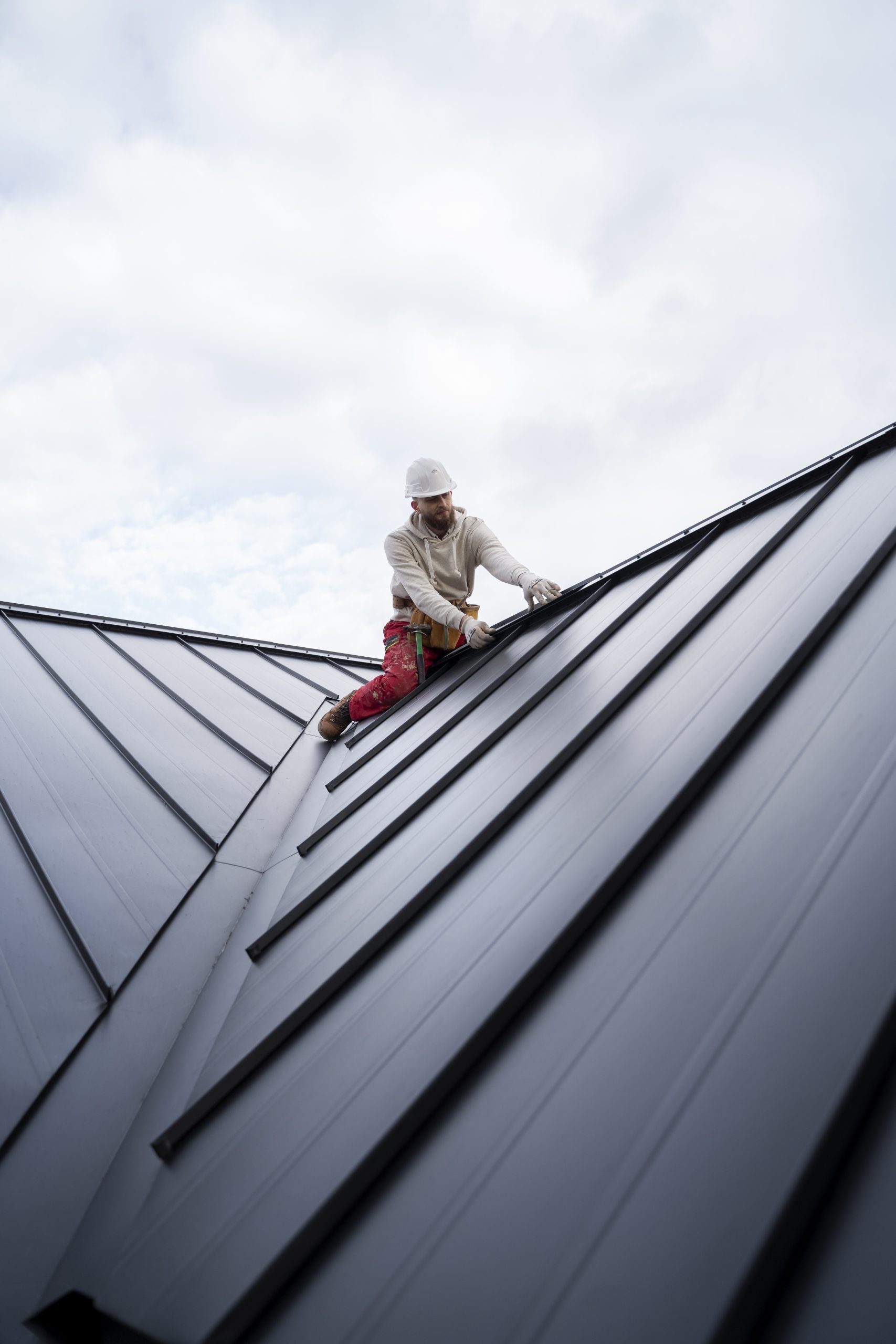 full-shot-construction-worker-roof